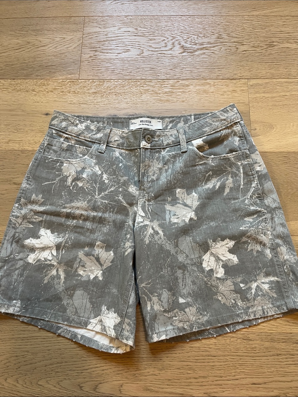 Hollister Low-rise Baggy Jorts Gray Leaf-Print